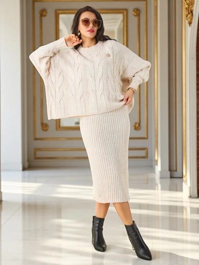 Set de femei împletit din acril cu pulover și fustă Warm&Fuzzy