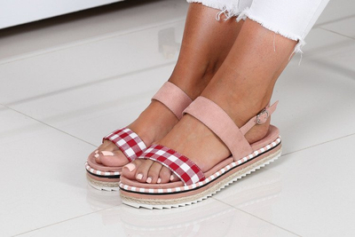 Różowe sandały z paskiem w kratkę- Obuwie