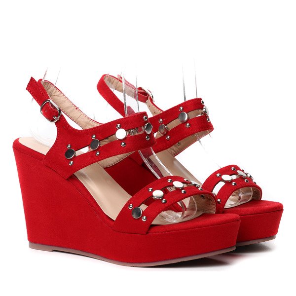 Czerwone sandały na koturnie - Obuwie