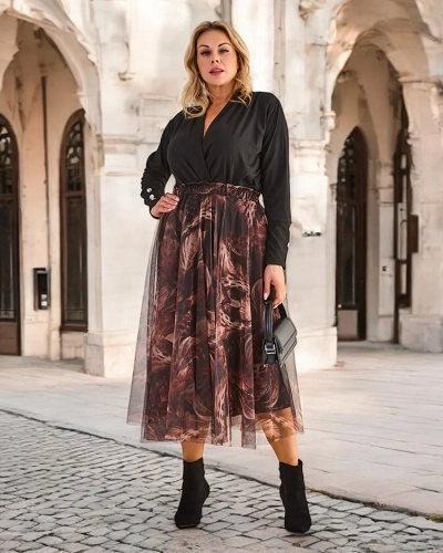 Fusta midi cu două straturi pentru femei de la Royalfashion. Fustă midi pentru femei atemporală. Modelul are căptușeală și tulle sub formă de plasă, precum și o bandă elastică și largă în talie care accentuează perfect talia. Această fustă este un accent 