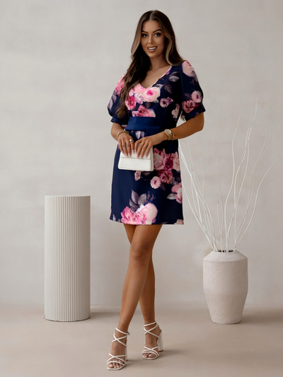 Rochie de damă până la genunchi Royalfashion cu mâneci scurte bufante și un cordon cu trandafiri frumoși