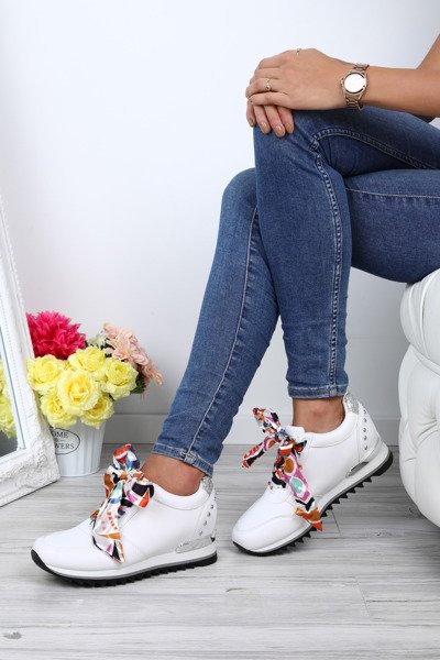 Białe tenisówki wiązane chustą Madalynn- Obuwie