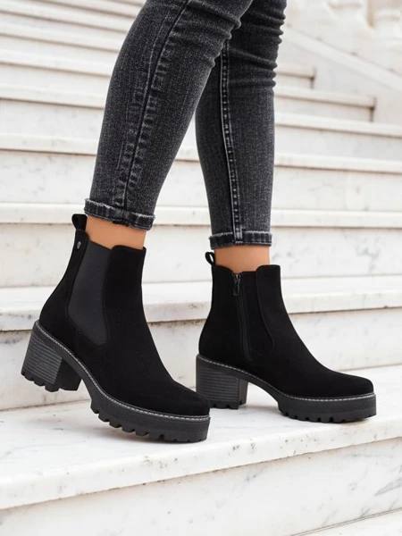 Bocanci pentru femei din eco-suede Royalfashion pe un suport Segori