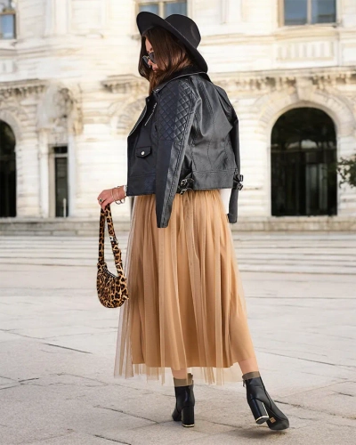 Fusta midi cu tulle pentru femei de la Royalfashion
Fusta midi pentru femei fabricata din material usor cu tulle. Model cu captuseala, banda elastica in talie. Fusta va fi ideala pentru toamna! NOTA: Precizia masuratorii (+/-)
