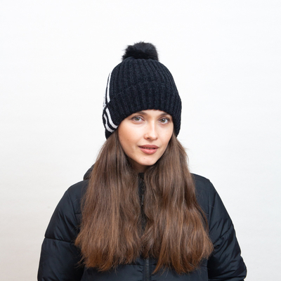 Căciulă izolată neagră cu dungi albe și pompon - Accesorii