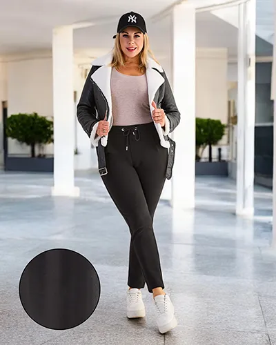 Pantaloni Royalfashion pentru femei de mărime mare cu căptușeală polar fleece. Caracteristici: talie elastică cu șireturi și 2 buzunare laterale. Un must-have în garderoba fiecărei femei! ATENȚIE: Precizia măsurătorilor (+/-)