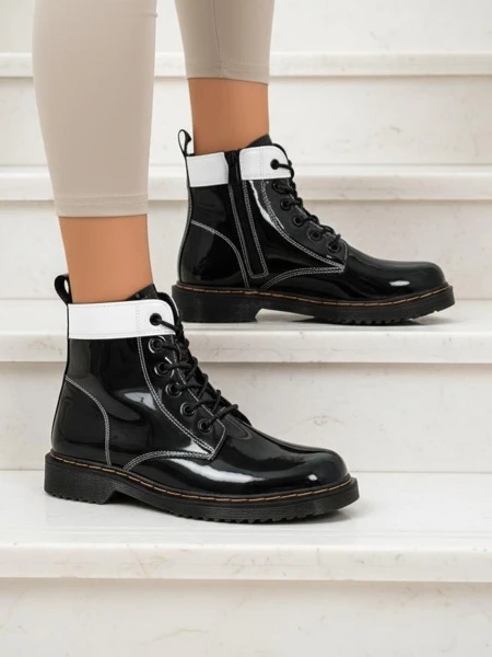 Dámske čižmy Perseida Nero z ekologickej lakovanej kože, šnurovacie