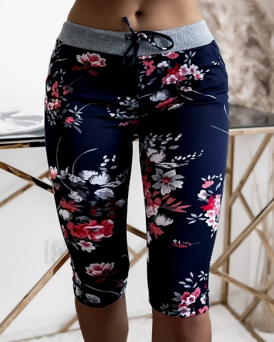 Pantaloni scurți 3/4 de damă bleumarin cu flori roșii PLUS SIZE - Îmbrăcăminte