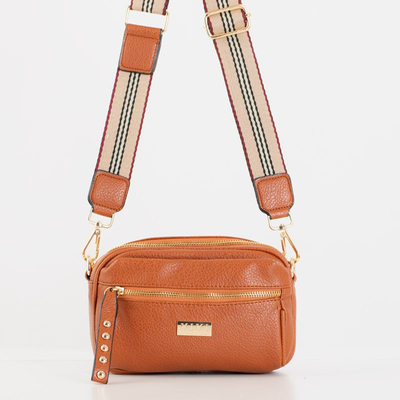 O geantă de mână mică pentru femei pe un cadru maro - Genți de mână