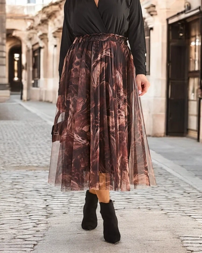Fusta midi cu două straturi pentru femei de la Royalfashion. Fustă midi pentru femei atemporală. Modelul are căptușeală și tulle sub formă de plasă, precum și o bandă elastică și largă în talie care accentuează perfect talia. Această fustă este un accent 