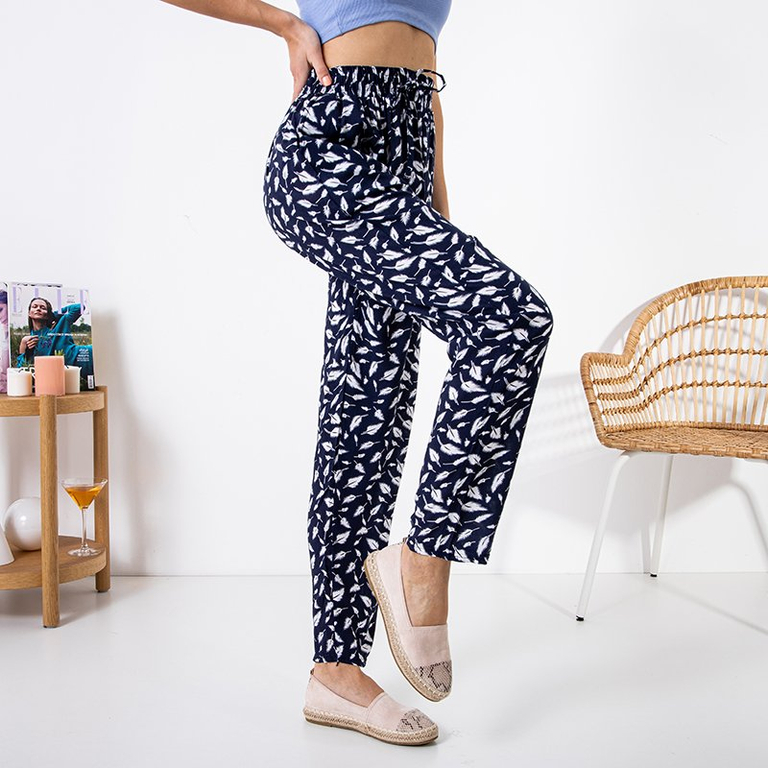 Pantaloni pentru femei din țesătură bleumarin cu pene - Îmbrăcăminte