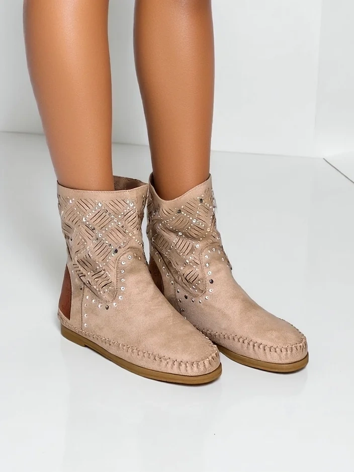 Cizme de gleznă Royalfashion pentru femei pe o platformă joasă cu cuie, stil indian