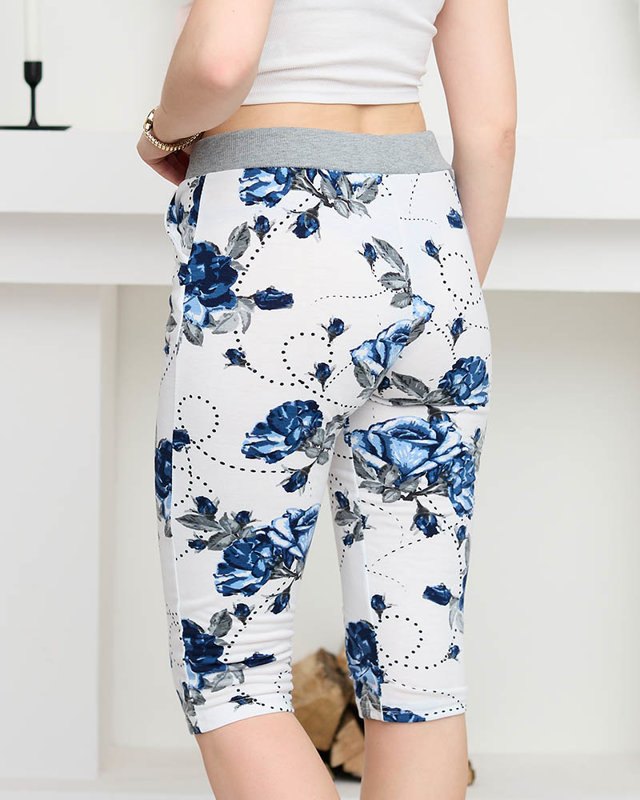 Pantaloni scurți de damă, lungi 3/4, florali, în alb și bleumarin MĂRIME PLUS - Îmbrăcăminte