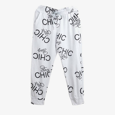 Biały komplet dresowy w czarne napisy - Odzież