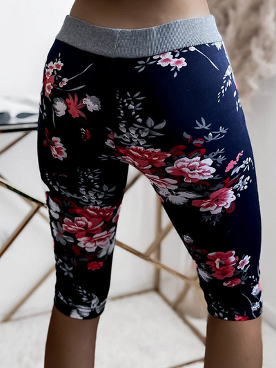 Pantaloni scurți de damă 3/4 cu model în culoarea bleumarin și roșu. Îmbrăcăminte de mărimi mari