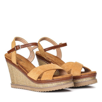 Jasnobrązowe sandały na zdobionym koturnie Bastina - Obuwie