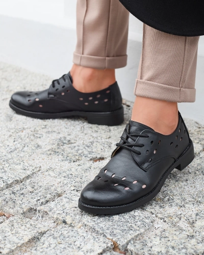 Pantofi de damă cu șiret din piele ecologică traforată, de culoare neagră Selofso- Footwear