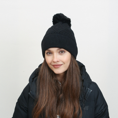 Căciulă neagră izolată pentru femei cu pompon - Accesorii