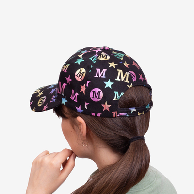 Șapcă neagră de damă cu vizor și litere multicolore - Accesorii