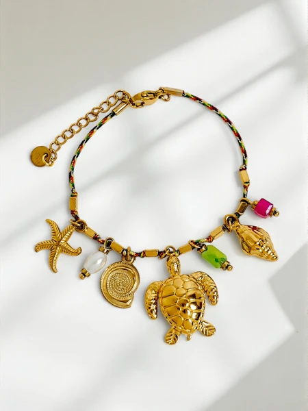 Brățară Aphrodite Maretta placată cu aur, cu talismane marine și perlă