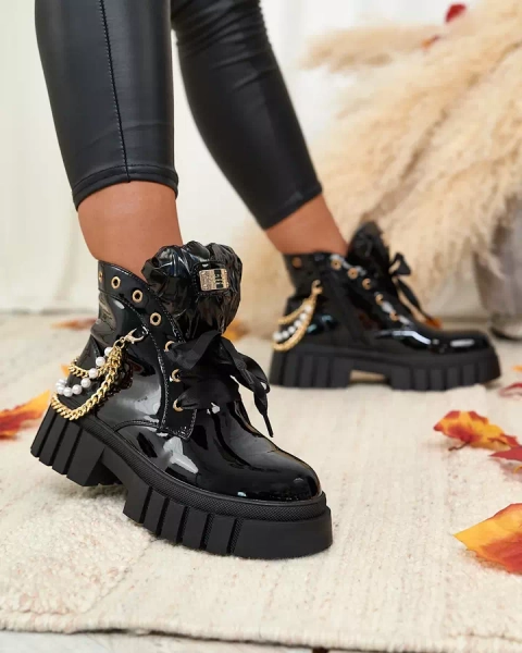 Royalfashion Cizme izolate lăcuite de damă, de culoare neagră Dahaff