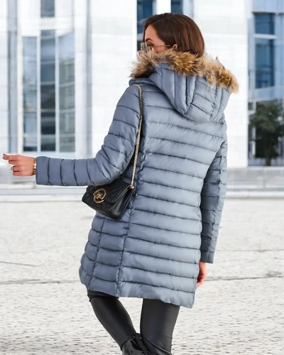 Geaca de iarna matlasata pentru femei Royalfashion Geaca de iarna matlasata si calduroasa pentru femei. Geaca are o gluga detasabila cu blana nedetasabila si doua buzunare. Este inchisa cu fermoar. Model umplut cu puf sintetic. Perfecta pentru iarna! 8765