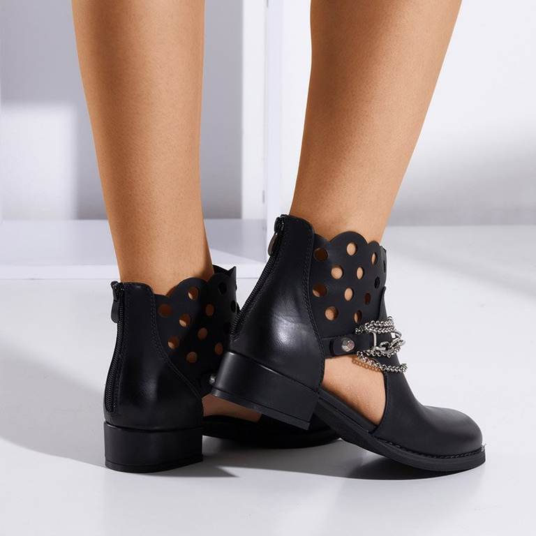 Ghete negre cu decupaje și lanțuri argintii Tierra - Încălțăminte