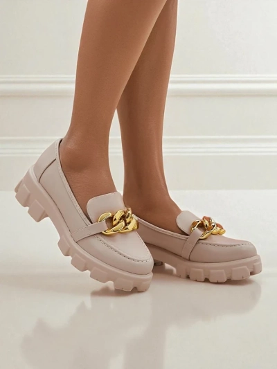 Loafersy damskie beżowe Callista z łańcuchem, płaski obcas, ekoskóra