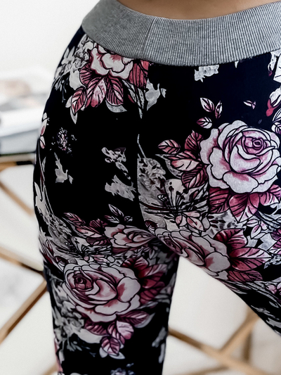 Pantaloni scurți 3/4 damă bleumarin și roz cu model floral PLUS SIZE - Îmbrăcăminte