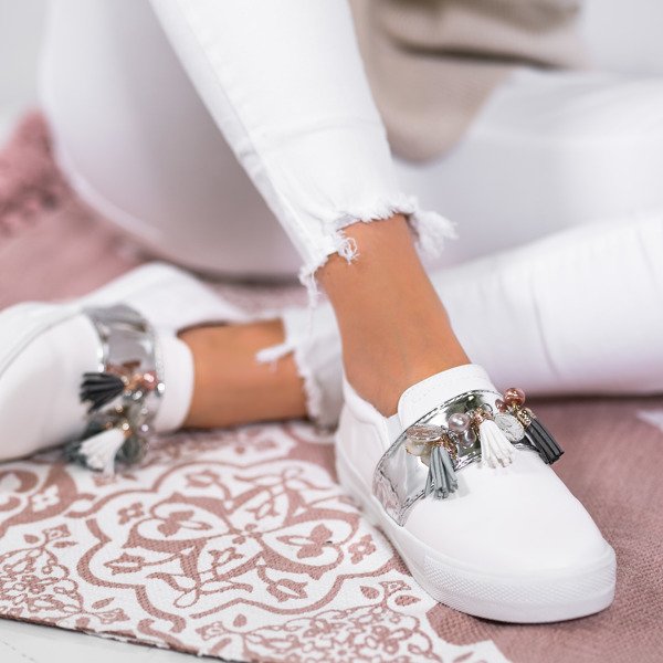 Biało-srebrne tenisówki slip on z zawieszkami Clarette - Obuwie