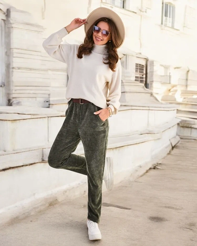 Pantaloni din corderoy pentru femei de la Royalfashion. Fantastici pantaloni de dama din material de corderoy. Modelul are o banda elastica la talie si o curea inclusa. De asemenea, doua buzunare frontale. Perfecti pentru t
