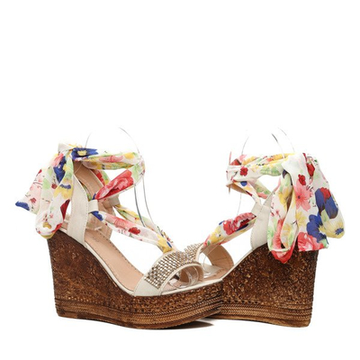 Beżowe sandały na koturnie z ozdobną apaszką Jolene- Obuwie