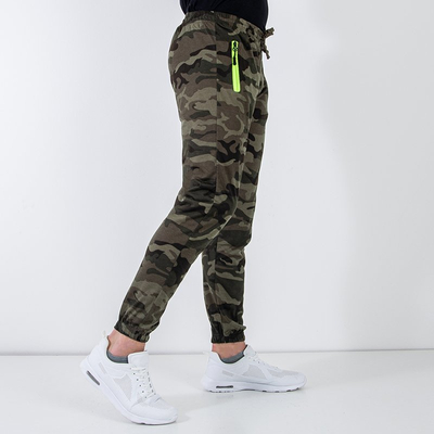 Pantaloni de trening bărbați de culoare verde închis cu inserții de neon - Îmbrăcăminte