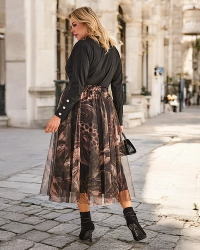 Fusta midi cu două straturi pentru femei RoyalfashionFusta midi cu două straturi pentru femei. Modelul are o căptușeală și tulle sub formă de plasă, precum și o bandă elastică la talie, care subliniază perfect talia. Această fustă este un accent minunat