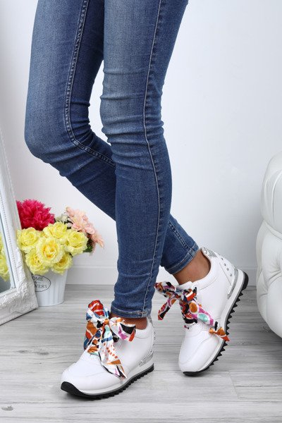 Białe tenisówki wiązane chustą Madalynn- Obuwie