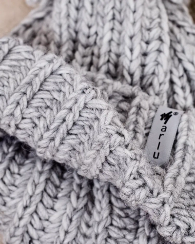 Căciula de tricot pentru femei de la Royalfashion cu pompon