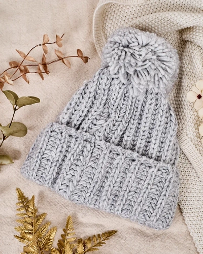 Căciula de tricot pentru femei de la Royalfashion cu pompon