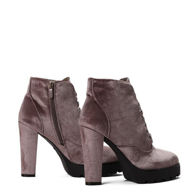 Brązowe, welurowe botki na słupku Megan- Obuwie 