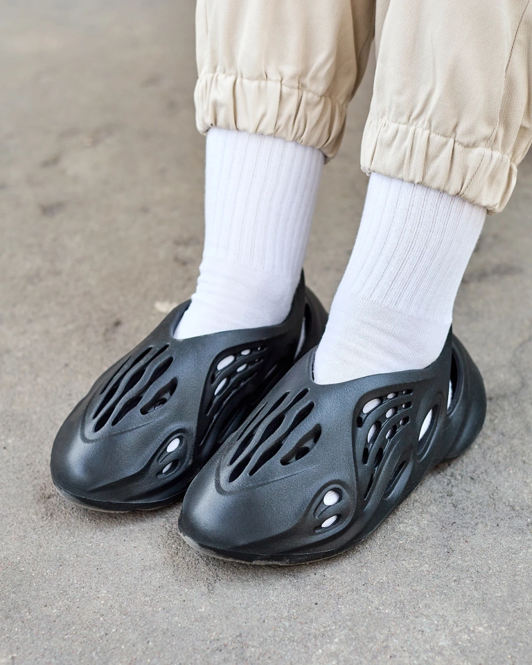 OUTLET Royalfashion Pantofi sport de damă negri cu decupaje Loydi