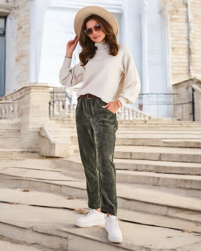 Pantaloni din corderoy pentru femei de la Royalfashion. Fantastici pantaloni de dama din material de corderoy. Modelul are o banda elastica la talie si o curea inclusa. De asemenea, doua buzunare frontale. Perfecti pentru t