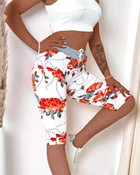 Pantaloni scurti de damă, lungi 3/4, florali, în alb și roșu MĂRIME PLUS - Îmbrăcăminte