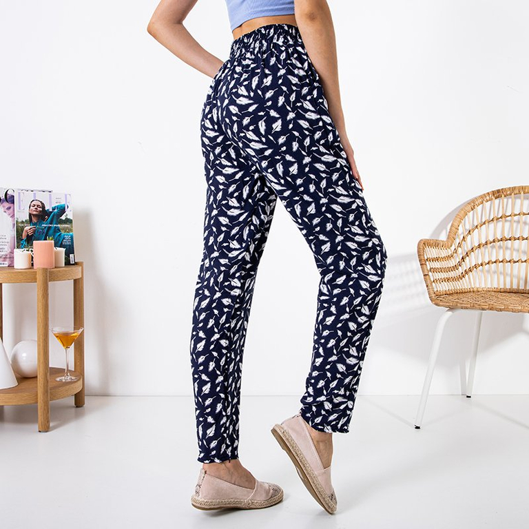 Pantaloni pentru femei din țesătură bleumarin cu pene - Îmbrăcăminte