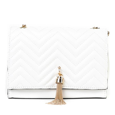 Mała torebka na ramię w kolorze białym ze złotą ozdobą - Torebki