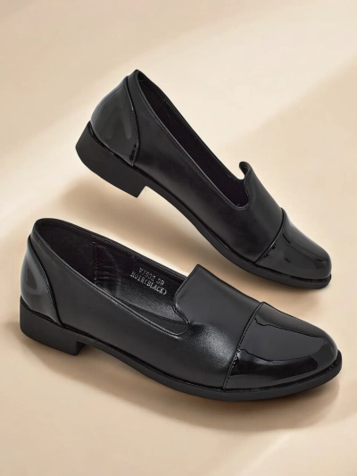 Royalfashion Mocasini eleganți pentru femei. Model unic de mocasini pentru femei, cu talpă plată. Un model clasic realizat dintr-o combinație de piele de catifea și eco-piele lucioasă, cu o talpă interioară din eco-piele. Perfect pentru purtare zil