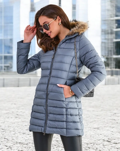 Geaca de iarna matlasata pentru femei Royalfashion Geaca de iarna matlasata si calduroasa pentru femei. Geaca are o gluga detasabila cu blana nedetasabila si doua buzunare. Este inchisa cu fermoar. Model umplut cu puf sintetic. Perfecta pentru iarna! 8765