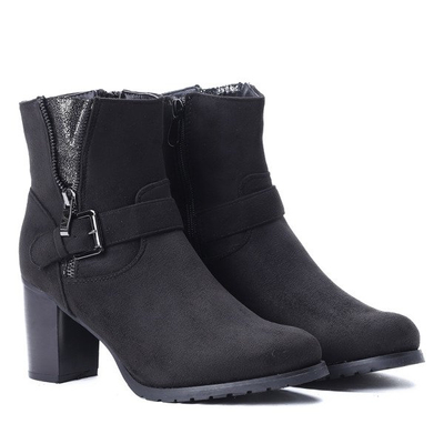 Czarne botki na słupki - Obuwie