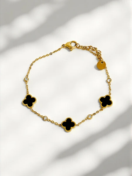 Brățară Aurelia Bianca cu flori în nuanța perlei negre, placată cu aur