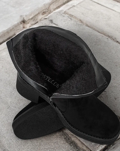 Cizmele pentru femei de la Royalfashion pe un suport de bor.
