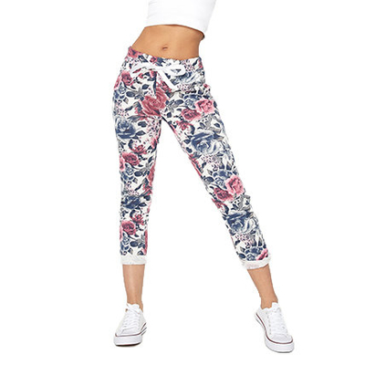 Pantaloni albi de damă cu flori maro - Îmbrăcăminte