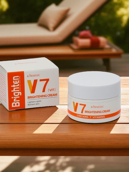 Cremă iluminatoare pentru față cu un complex de 7 vitamine